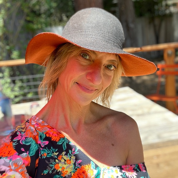 Meet your Posher, Suzi - Picture 2 of 2